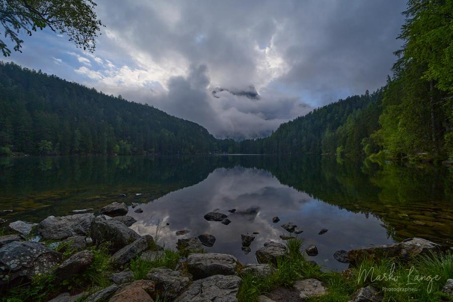 Wolken über dem Acherkogel am Piburger See