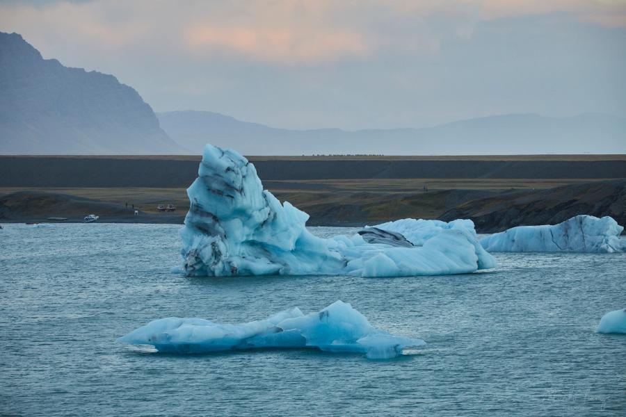 Jökulsárlón vor Bergkulisse
