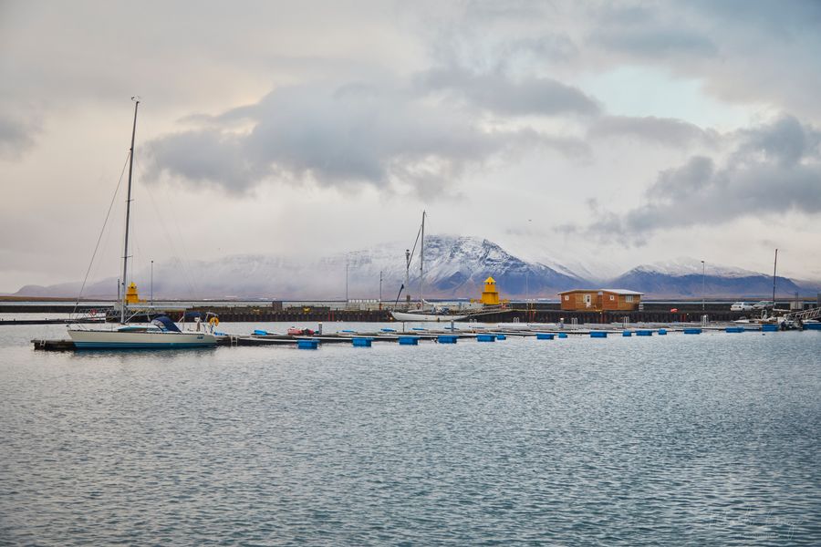 Alter Hafen mit Blick auf den Esja