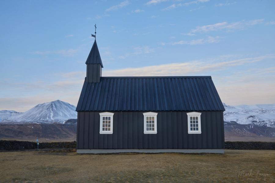 Búðakirkja vor Bergkulisse