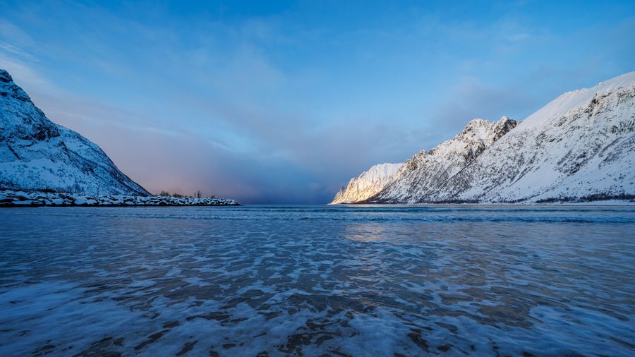 Eisiger Strandsaum