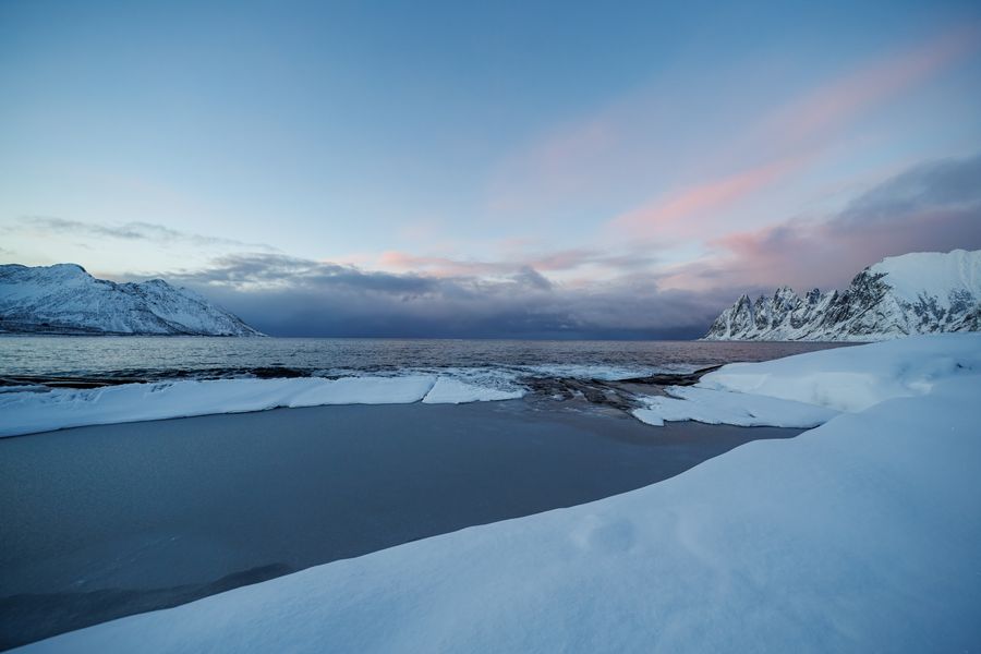 Rosa Wolken über der Eisfläche