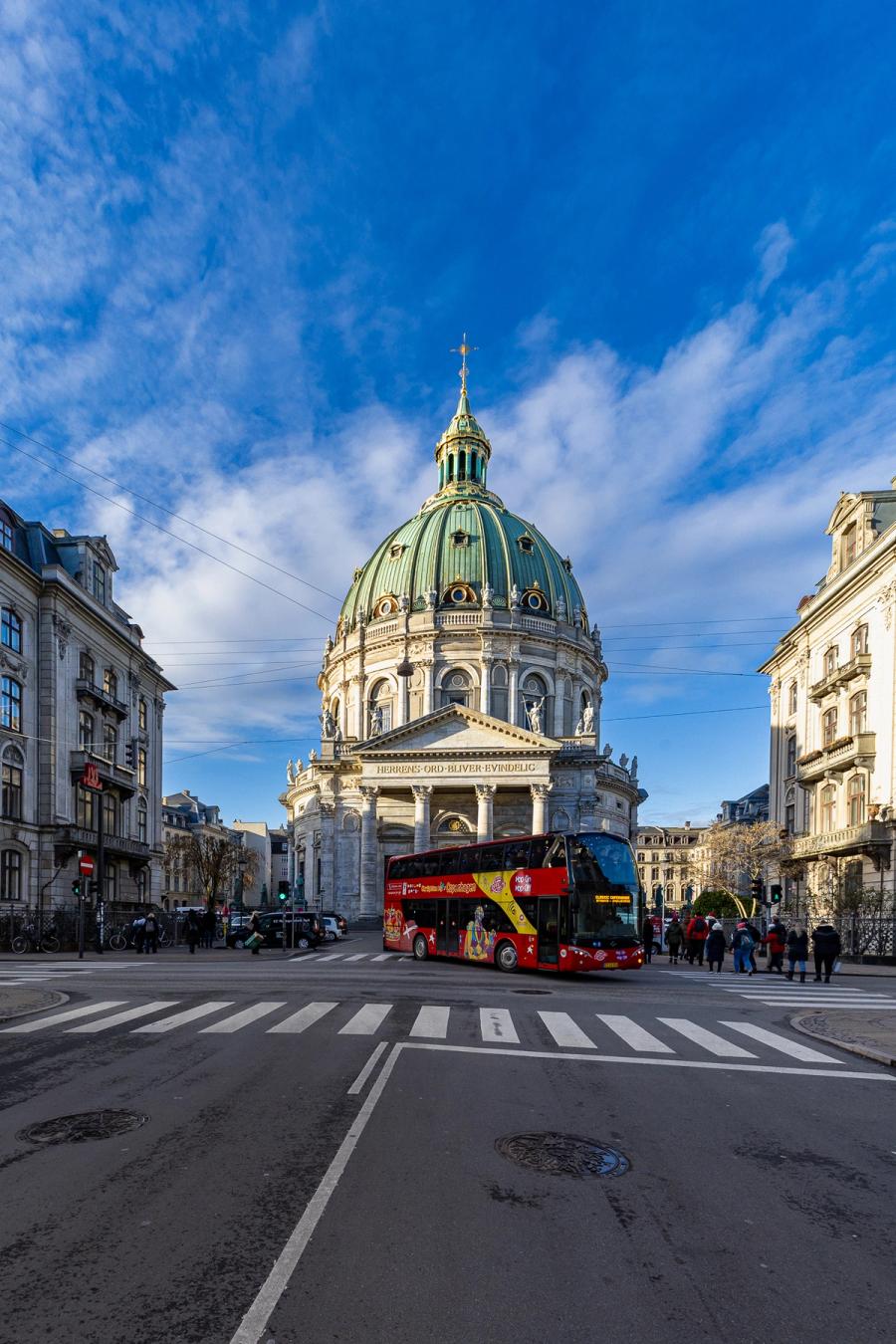 Marmorkirche über der Straße