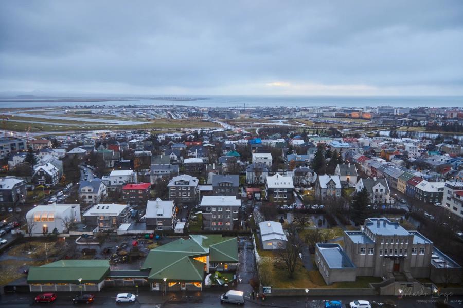 Bunte Dächer Reykjavíks von oben