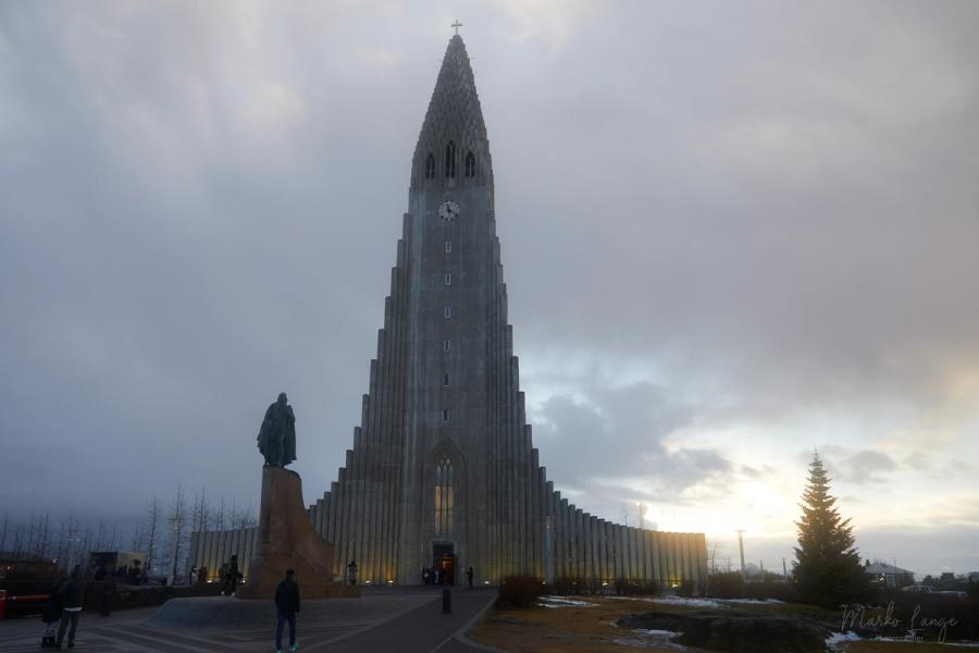 Hallgrímskirkja mit Leif-Eriksson-Statue