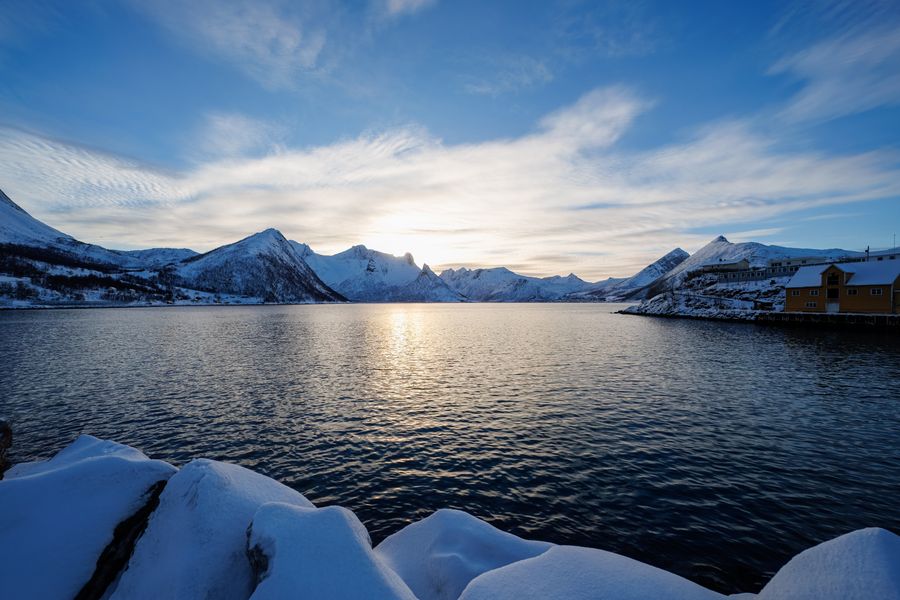 Sonnenbahn über dem Øyfjord