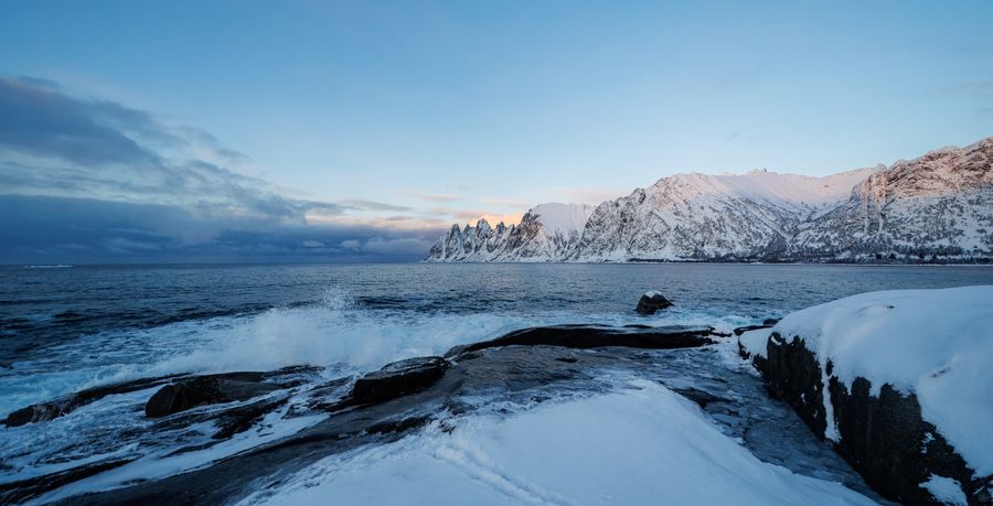 Fels und Fjordmündung