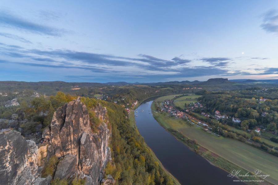 Mond über dem Elbtal in der Dämmerung