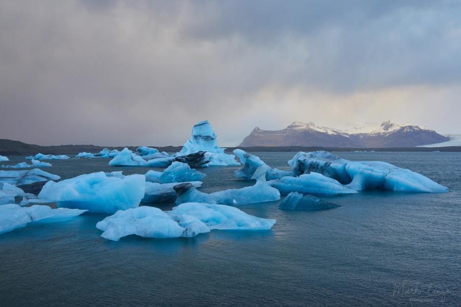 Jökulsárlón vor Bergkulisse