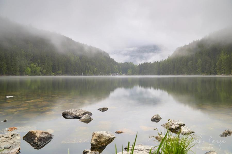 Nebelverhangener Piburger See