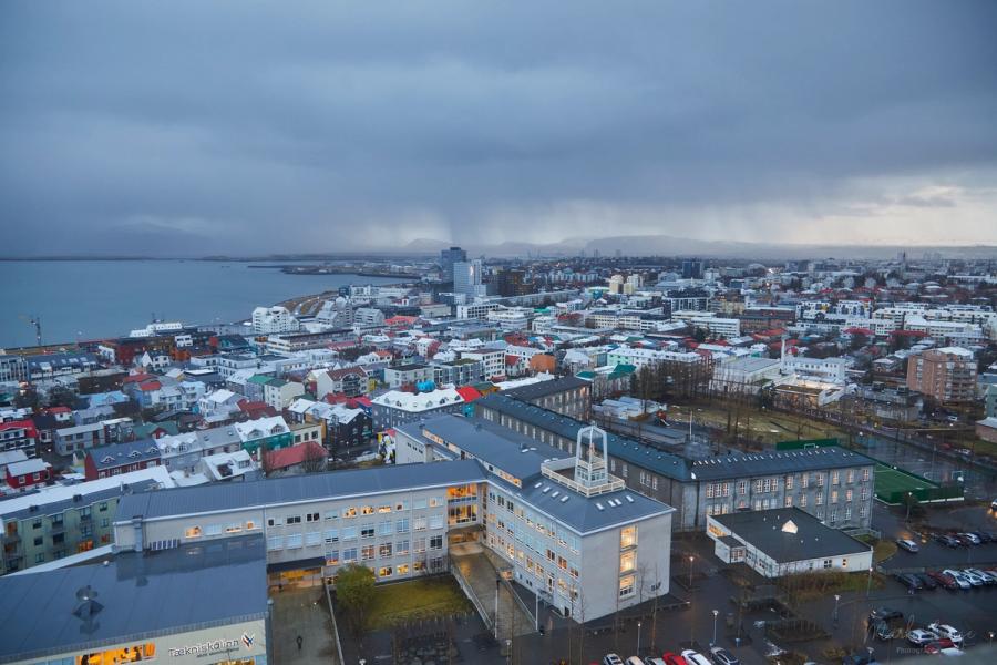 Reykjavík in der Dämmerung von oben