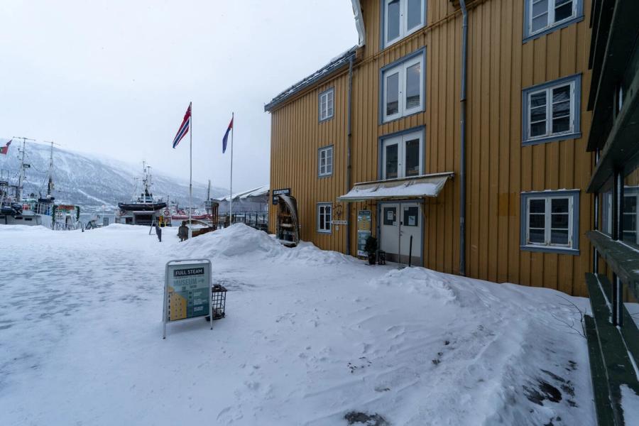 Gelbes Hafenhaus im Schnee