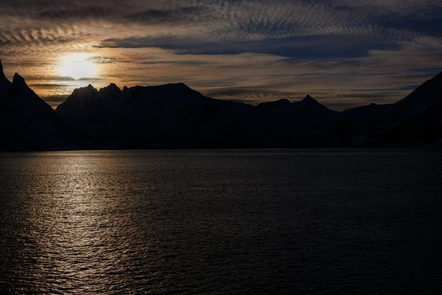 Dunkler Abend über dem Fjord