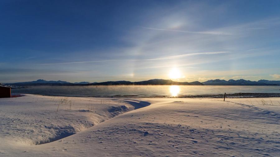 Sonnenhalo über dem Fjord