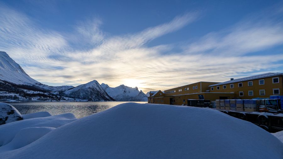Schneewall vor der Fischfabrik