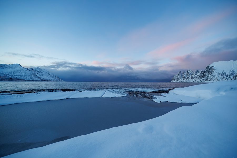 Rosa Wolken über der Eisbucht
