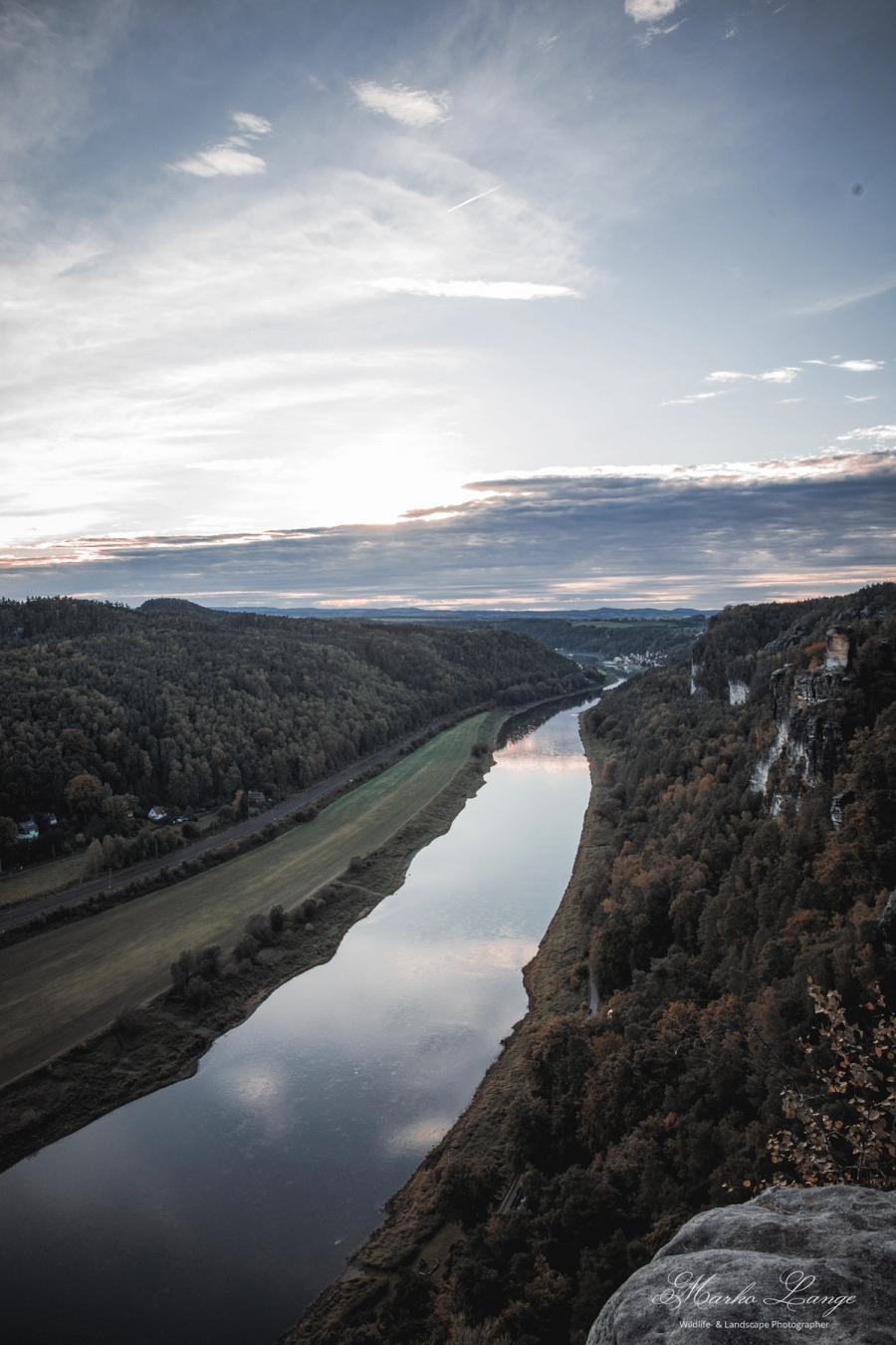 Elbeschleife in der Abenddämmerung