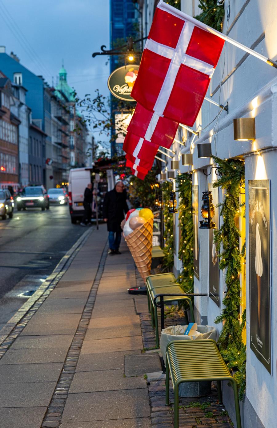 Flaggen über der Gasse
