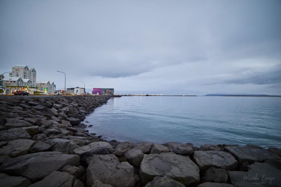 Reykjavíks Uferpromenade im Novemberlicht