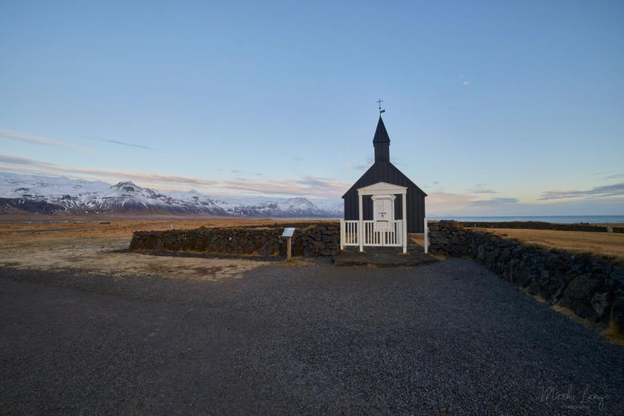 Búðakirkja und Schneeberge
