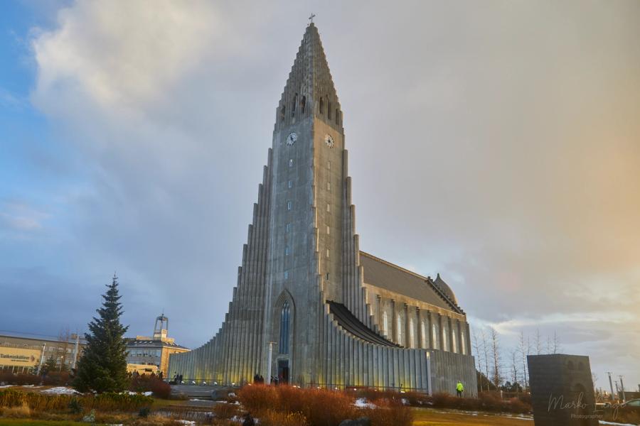 Hallgrímskirkja im Abendlicht