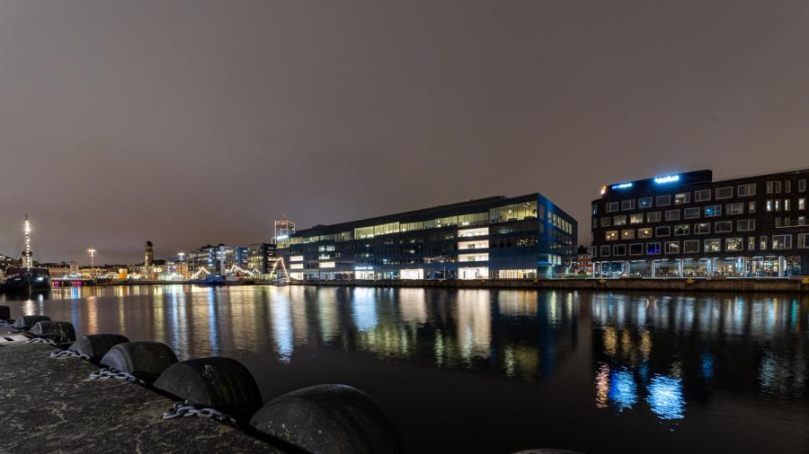 Hafenpromenade am Abend