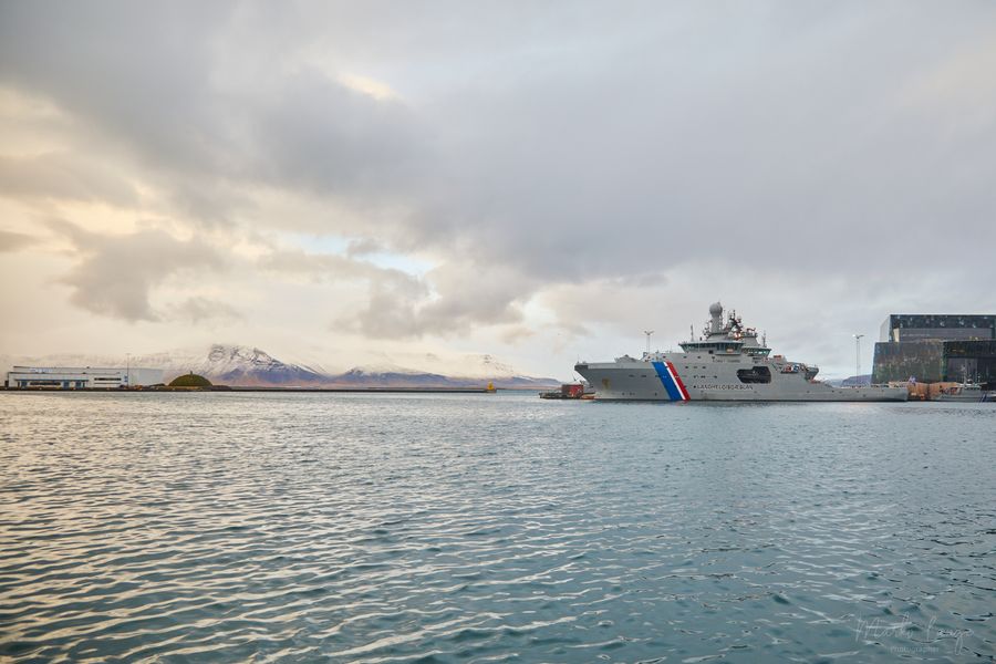Küstenwachschiff vor der Harpa