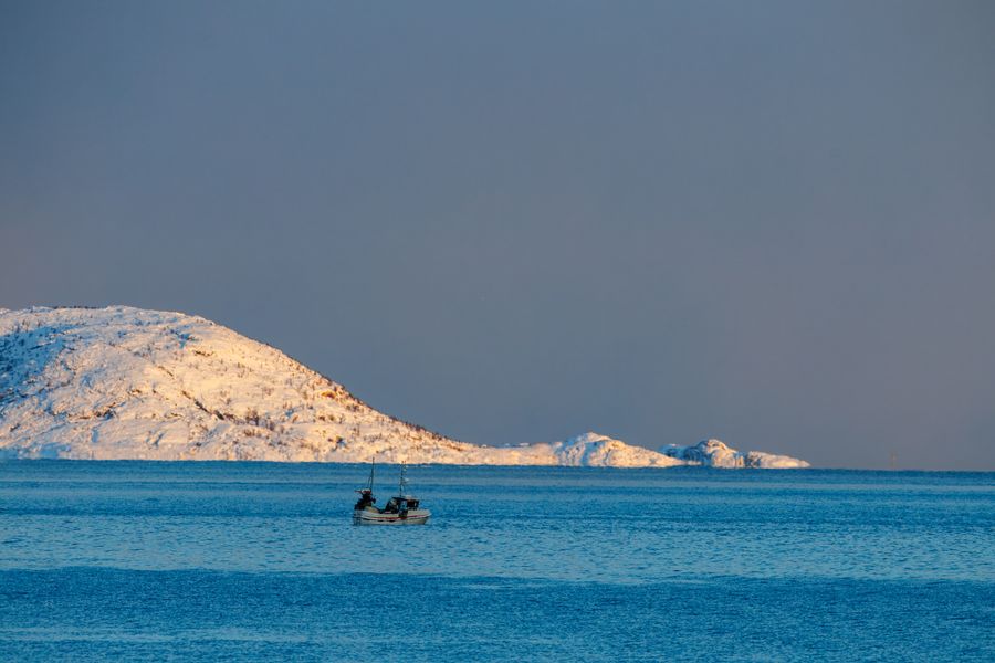 Kleines Boot, großer Berg