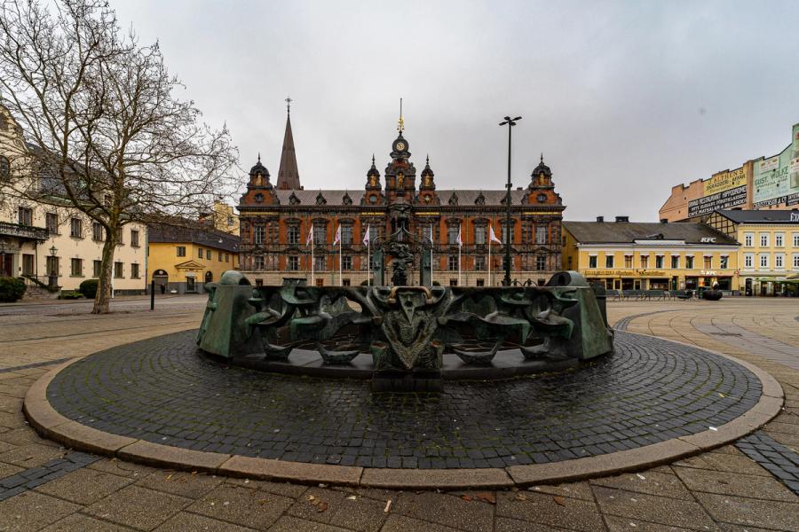 Brunnen und Rathaus