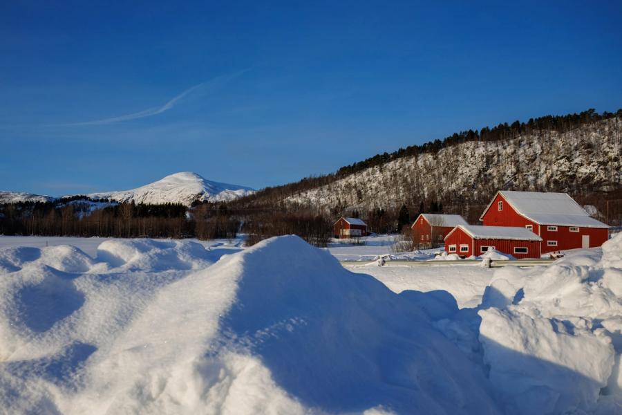 Rote Höfe hinter Schneewällen