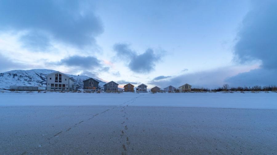 Häuserzeile hinter dem Strand