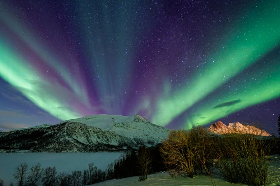 Aurora über dem dunklen Berg