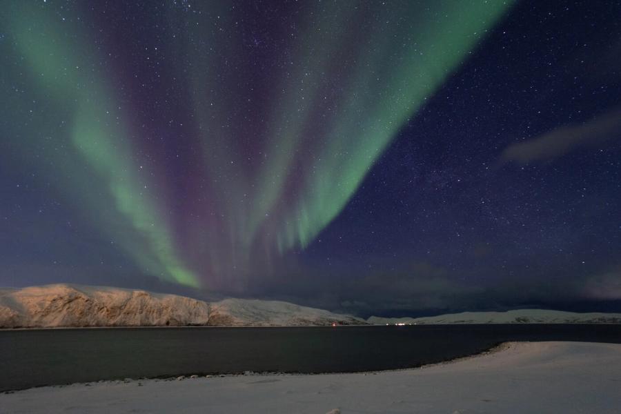 Polarlichtbögen über der Bucht