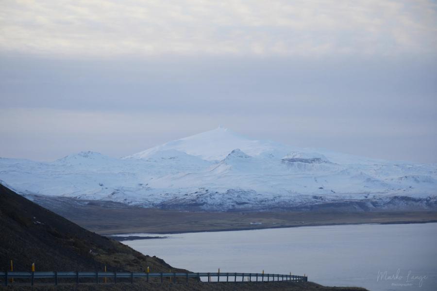 Der Snæfellsjökull über dem Fjord