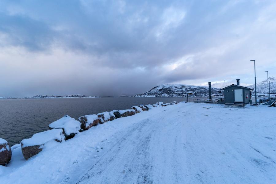 Uferstraße im Schnee