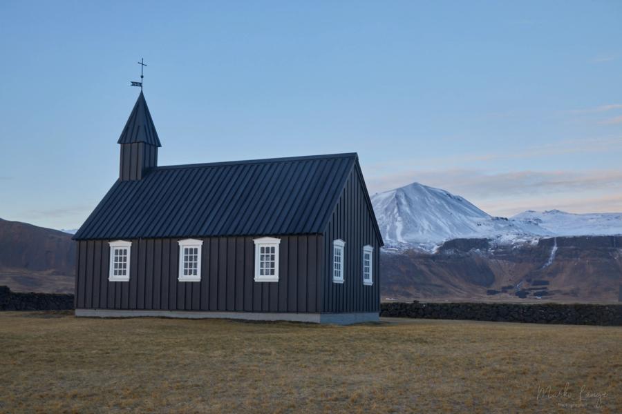 Schwarze Holzkirche von Búðir