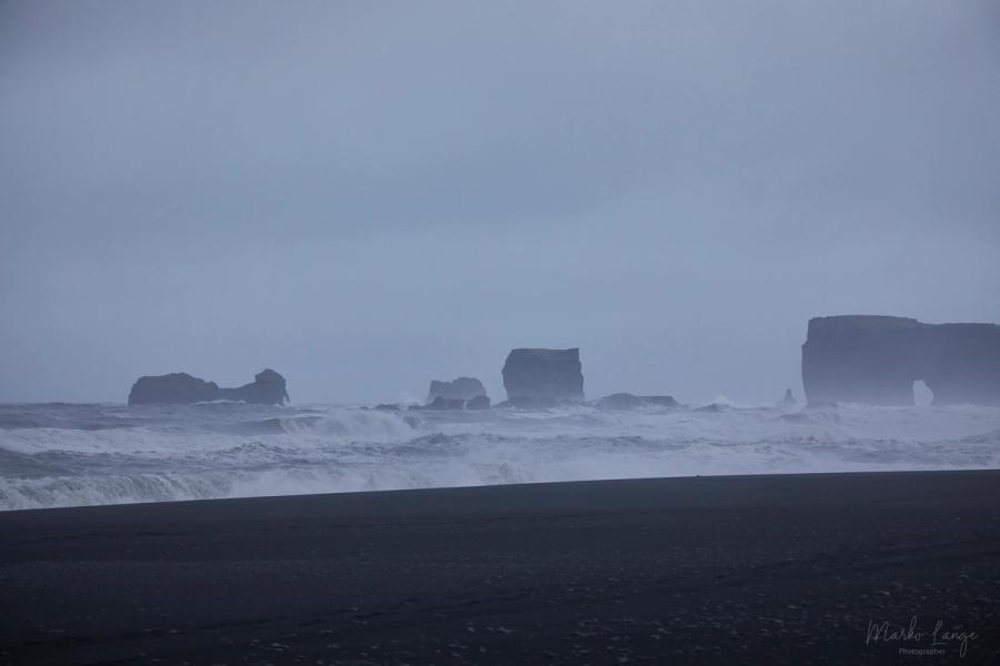Reynisdrangar im Nebel