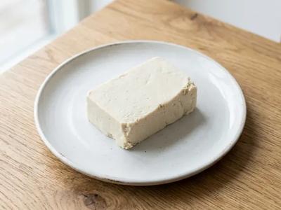 Oat-based cheese