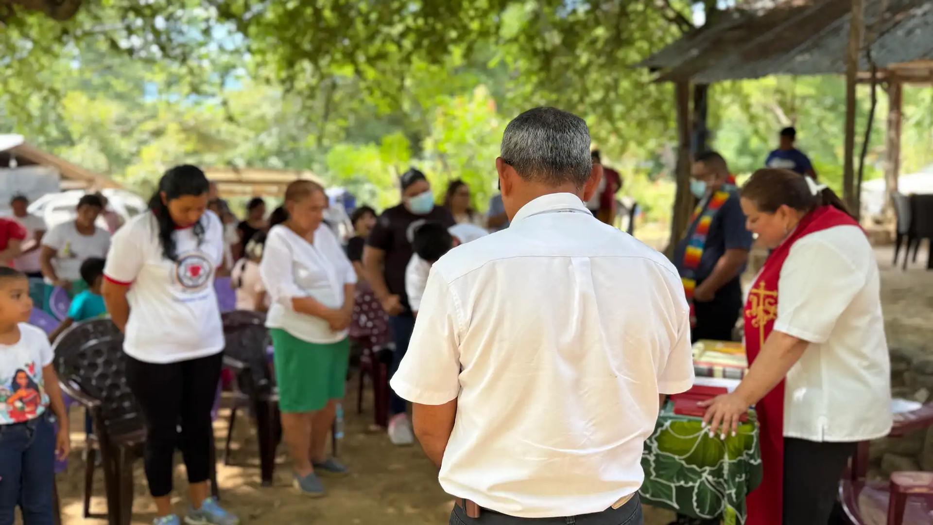 Comunidad de Fe en oración