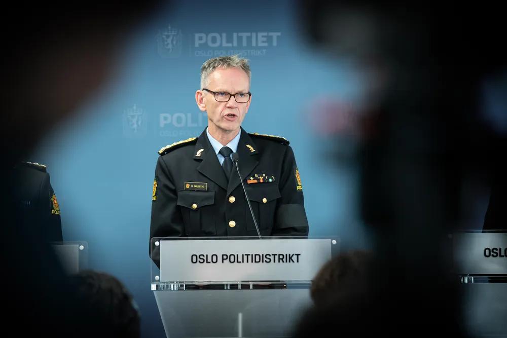 ओस्लो प्रहरी जिल्लाको पत्रकार सम्मेलनमा मञ्चबाट बोल्दै नर्वेली प्रहरीका एक वरिष्ठ अधिकारी।
