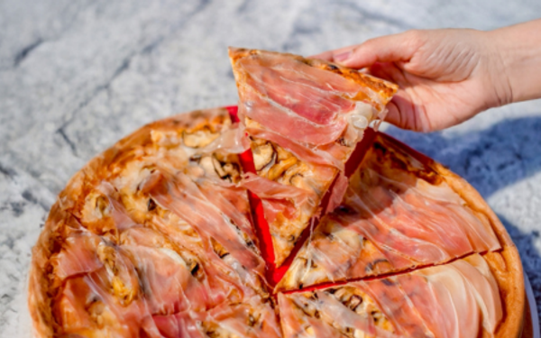 Pizza Parma Ham Truffle, a luxury in every bite. 🍕✨