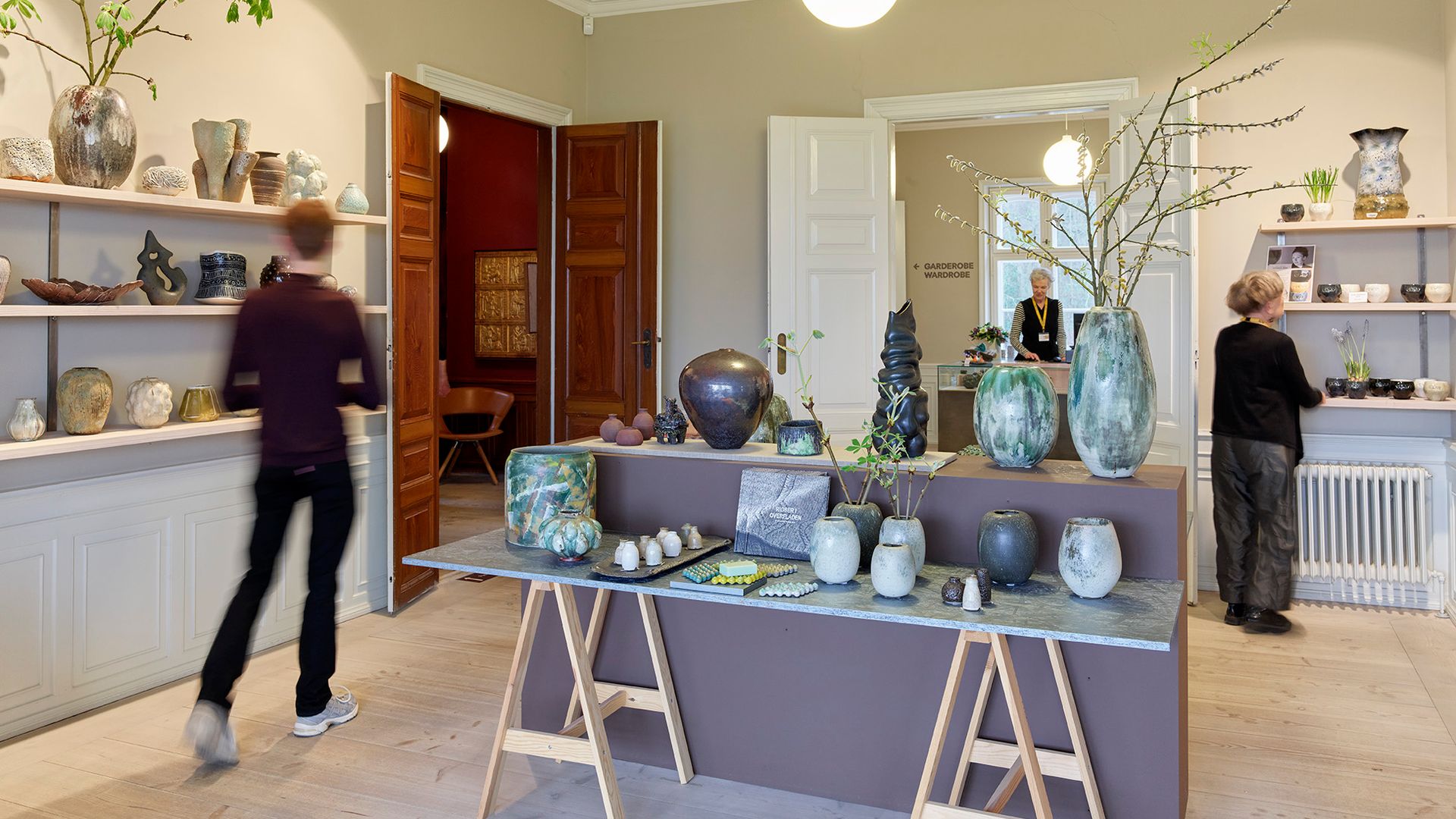 Museums butikken på Clay museum. Her er store og små vaser i keramik