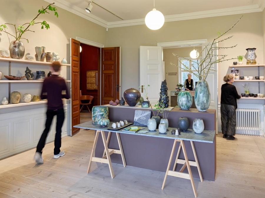 Museums butikken på Clay museum. Her er store og små vaser i keramik