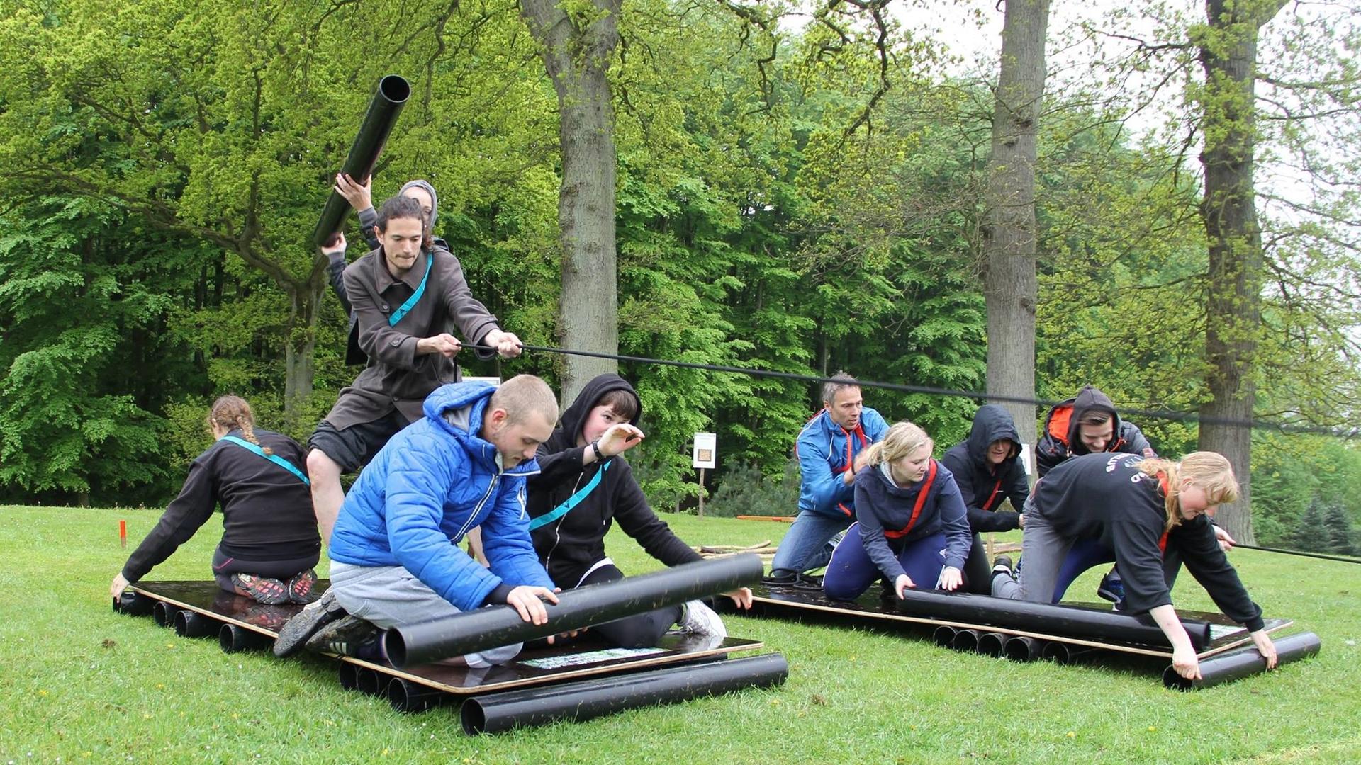 Teambuilding - To hold dyster mod hinanden i at trække en "land-tømmerflåde" over græsset