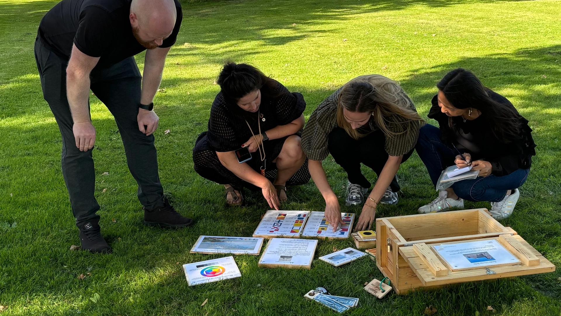 Et hold prøver at løse en opgave i udendørs escape game