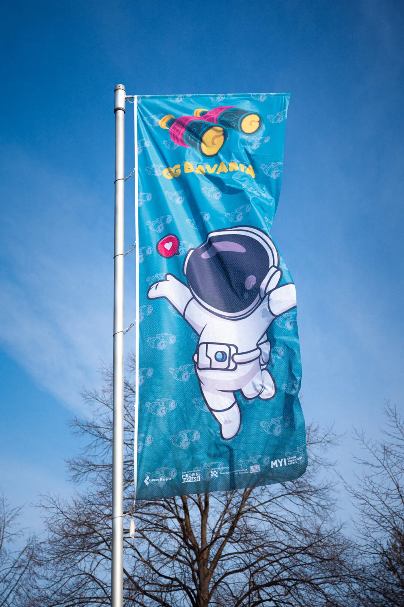 Elias Hountondji post vor dem BMW M5