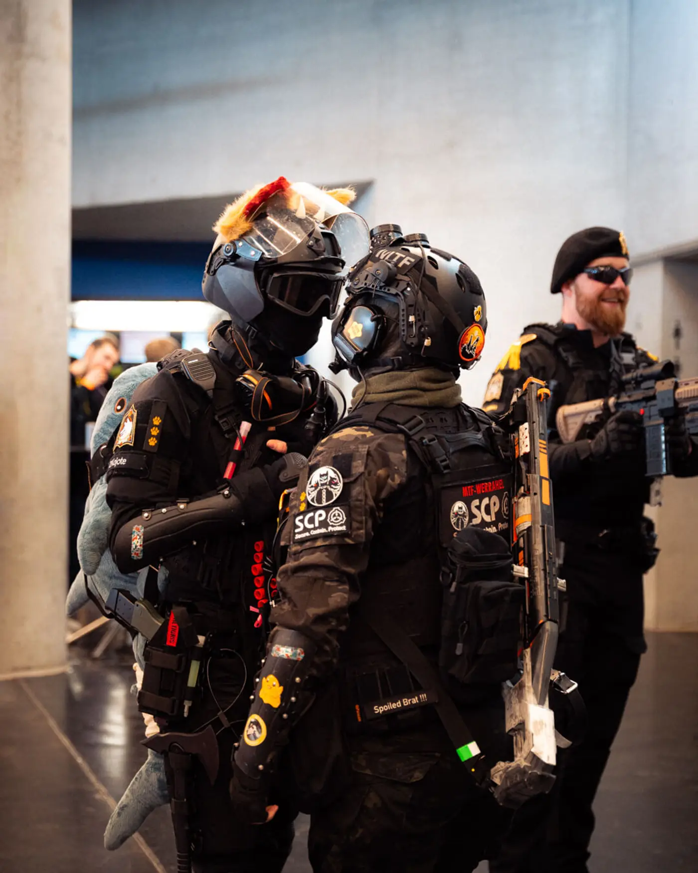 Elias Hountondji post vor dem BMW M5