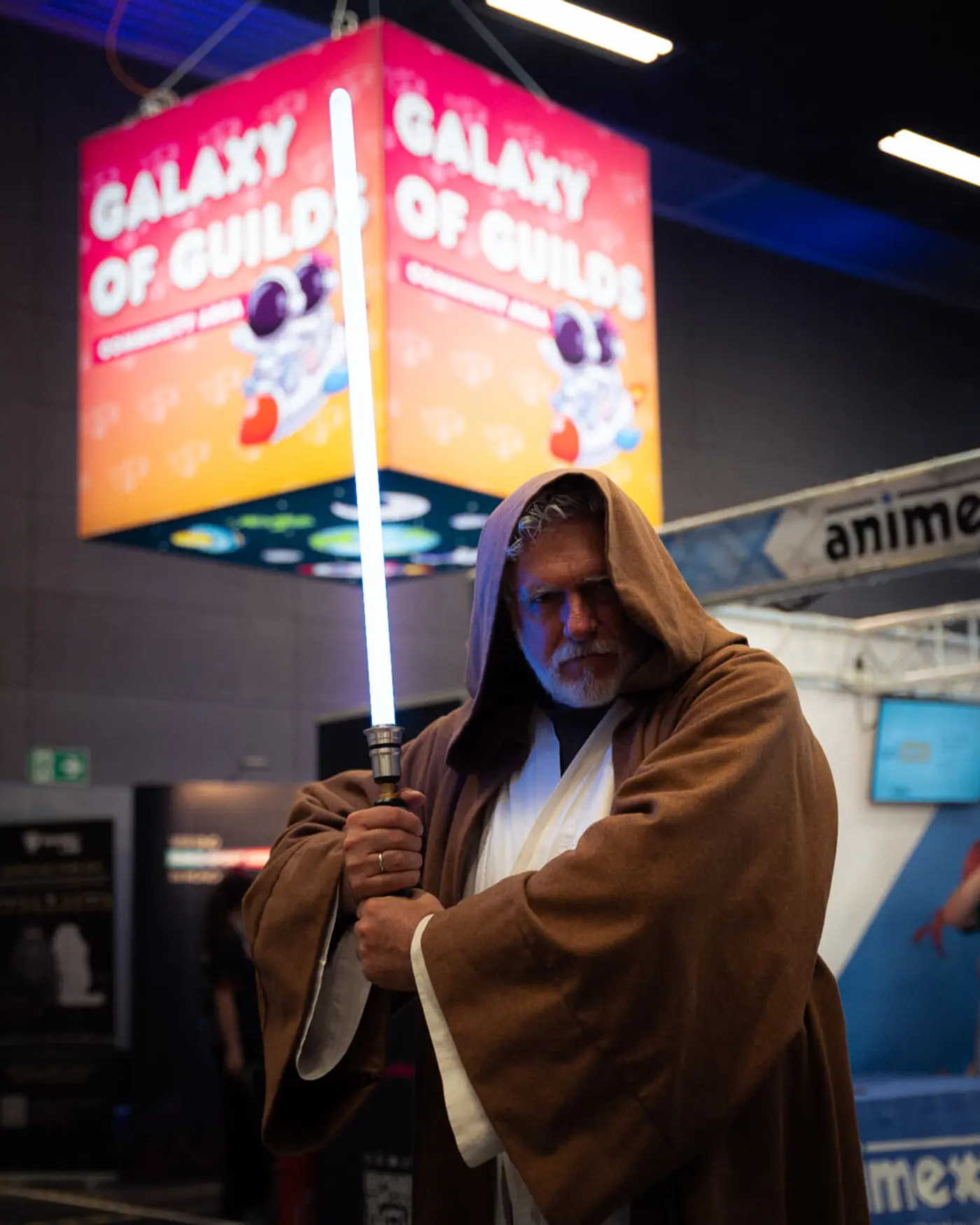 Elias Hountondji post vor dem BMW M5