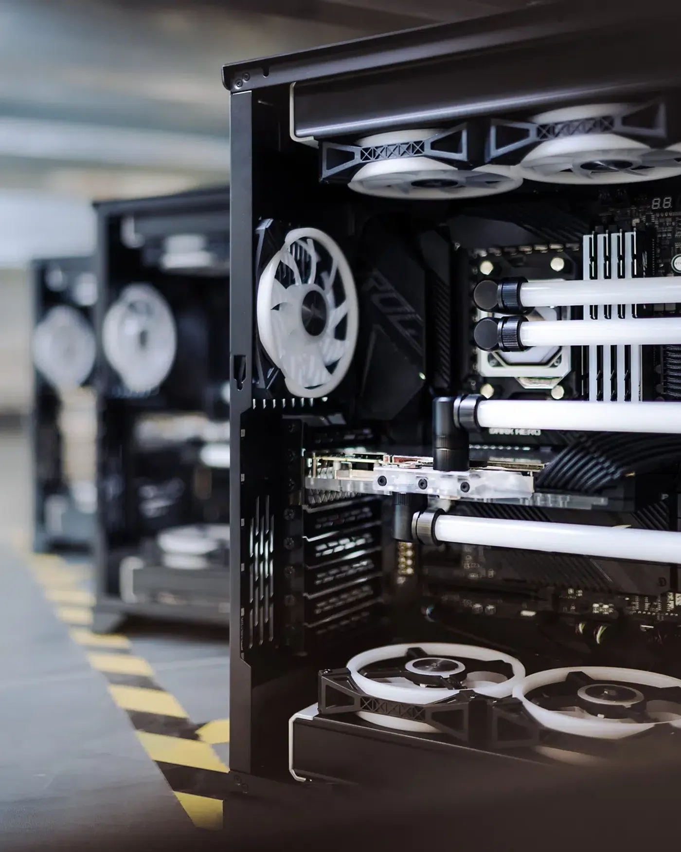 Lian Li Sneakpeak Gamescom Systeme.jpg – MIFCOM