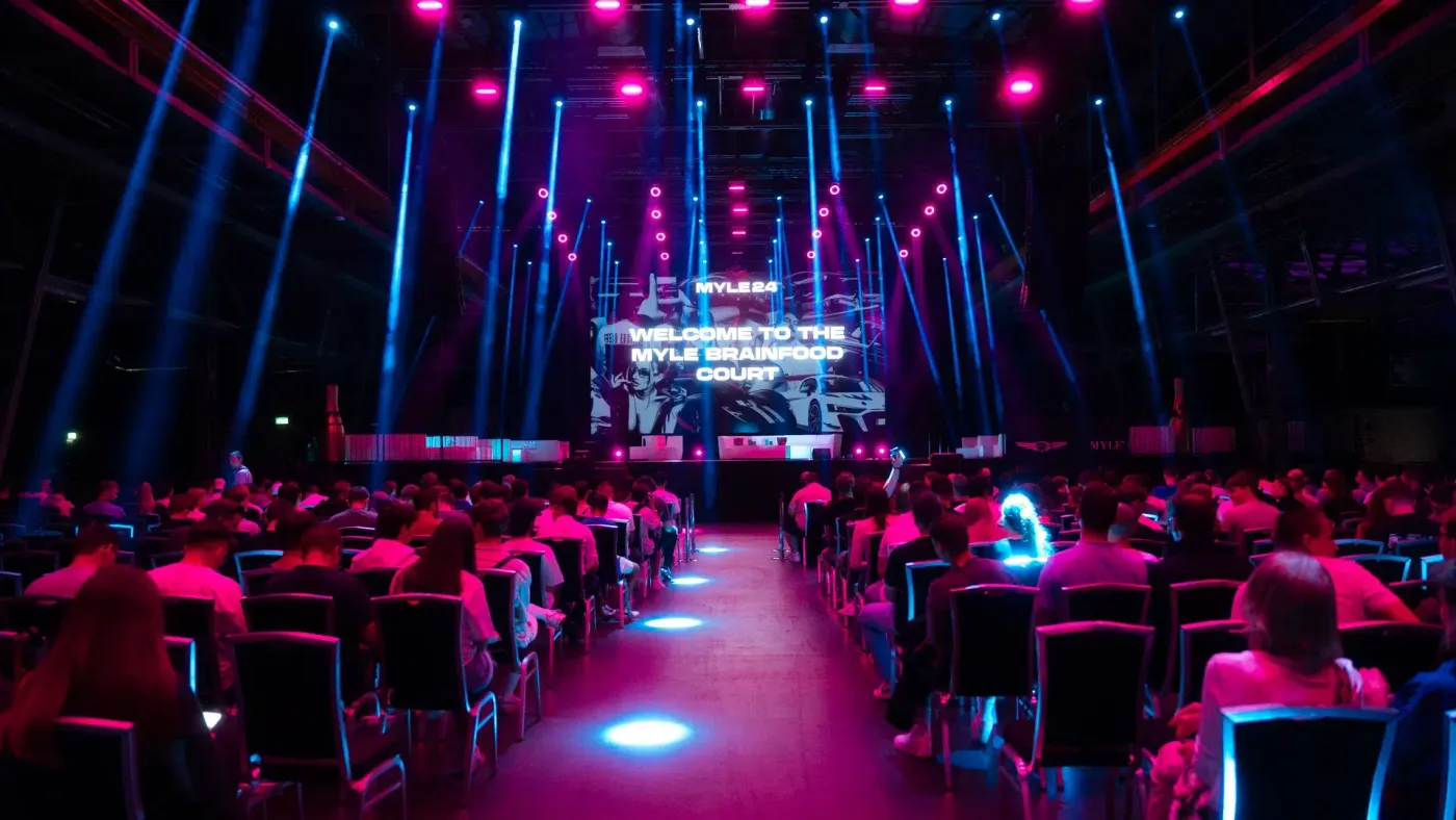 Reflexionen zweier Alpine A110 kreieren Schein eines blau-orangenen A110.